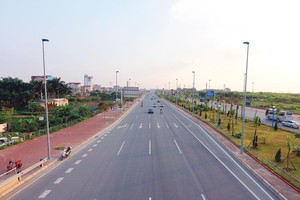 Đại lộ Võ Nguyên Giáp đã giảm nửa quãng đường ra Sân bay Nội Bài, giúp tăng sức thu hút đầu tư cho Hà Nội.