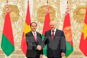 Chủ tịch nước Trần Đại Quang và Tổng thống Belarus Alexander Lukashenko chụp ảnh chung tại lễ đón (Ảnh: Nhan Sáng/TTXVN)