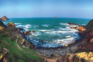 Eo Gió, ​bình yên ở nơi sóng vờn chân núi