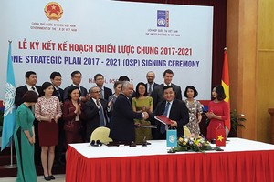 Bộ trưởng Bộ Kế hoạch và Đầu tư Nguyễn Chí Dũng và Điều phối viên UN tại Việt Nam, ông Kamal Malhotra tại Lễ ký kết