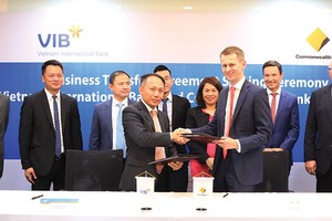 Commonwealth Bank of Australia ký biên bản chuyển giao hoạt động của chi nhánh TP. HCM cho Ngân hàng Quốc tế (VIB)