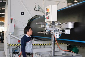 Công ty Nhựa Bình Minh miền Bắc (Hưng Yên) sản xuất ống nhựa HDPE có đường kính 1.200 mm, lớn nhất tại Việt Nam. Ảnh: Chí Cường