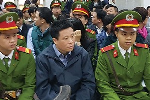 Bị cáo Hà Văn Thắm tại tòa