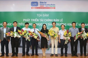 Ban Biên tập Báo Đầu tư tặng hoa các diễn giả tham gia buổi tọa đàm