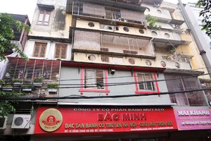 Theo cư dân sở tại, vụ việc lấn chiếm của hộ gia đình ông Sính tại chung tư 12 Hàng Than đã diễn ra từ năm 1999 nhưng không được xử lý dứt điểm. Ảnh: Dũng Minh