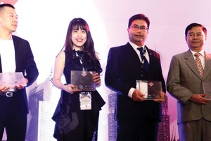 Bà Trần Võ Thùy Ân, Giám đốc Tiếp thị Phát Đạt nhận giải BCI Asia Top 10 Developers