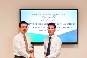 Ông Phạm Quang Dũng - Ủy viên HĐQT, Tổng giám đốc Vietcombank (ảnh trái) trao quyết định bổ nhiệm ông Lê Mạnh Hùng (ảnh phải) giữ chức vụ Giám đốc VCBS.