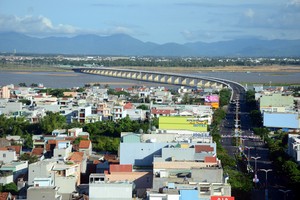 Cầu Hùng Vương nối đô thị Tuy Hòa với KKT Nam Phú Yên thông qua đường ven biển Tuy Hòa-Vũng Rô đang là lợi thế thu hút đầu tư vào Khu đô thị Nam Tuy Hòa và KKT Nam Phú Yên. Ảnh: Hà Minh