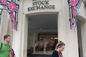 Thị trường trái phiếu: Cách nào khắc phục điểm lệch?