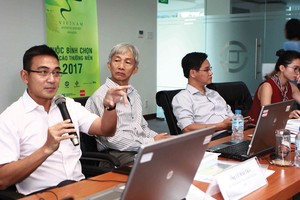 Chủ tịch Hội đồng bình chọn 2017 Lê Hải Trà thảo luận với các chuyên gia trong vòng chấm chung khảo