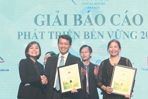 Ông Phạm Ngọc Tú - Phó Giám đốc phụ trách Khối Quản lý Tài chính Bảo Việt nhận giải Báo cáo phát triển bền vững có độ tin cậy nhất