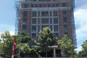 Công trình xây dựng nhà làm việc kiêm kho Ngân hàng Nhà nước chi nhánh tỉnh Bà Rịa – Vũng Tàu vẫn dùng gạch nung. Ảnh: Gia Huy