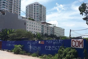 Khu đất nền quây tôn thuộc lô 22 Lê Hồng Phong với giá bán 45 - 55 triệu đồng/m2, có vị trí đẹp sau tòa nhà TD Plaza Hải Phòng