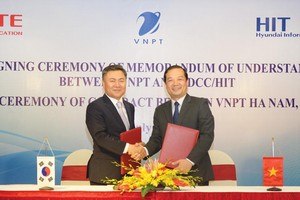 Ông Phạm Đức Long (bên phải) và ông Yong Deuk Ma tại lễ ký kết.