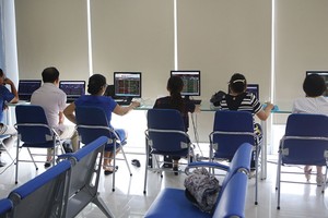 Cổ phiếu DHB không được nhà đầu tư quan tâm do 
doanh nghiệp thua lỗ lớn, gặp bất lợi kép trong cạnh tranh