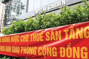 Cư dân Capital Garden căng băng rôn phản đối chủ đầu tư, Công ty Kinh Đô. Ảnh: Nguyễn Thành