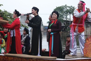 Câu quan họ chao nghiêng vì đâu?