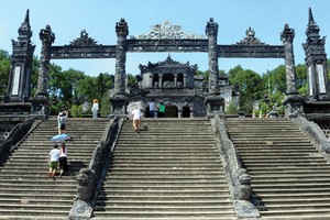 Đến Huế, để tâm hồn nhẹ như Sông Hương...