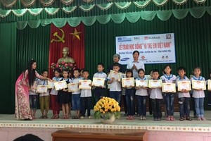 Ông Nguyễn Quốc Việt và ông Lê Khắc Hiệp, Phó chủ tịch Tập đoàn Vingroup trao tận tay những suất học bổng cho các em học sinh