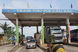 Xử lý tốt bất cập sẽ giúp dự án BOT giao thông tạo được sự đồng thuận, ủng hộ của người dân trên địa bàn đặt trạm thu phí. Trong ảnh: Thu  phí tại trạm Cầu Rác (Hà Tĩnh). Ảnh: Đức Thanh