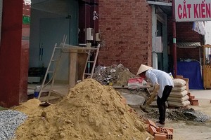 Giá cát xây dựng vẫn đang nhảy múa do khan hiếm nguồn cung. Ảnh: Việt Dũng