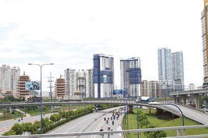 Giao thông khu Đông phát triển kéo theo thị trường bất động sản đi lên. Ảnh: Gia Huy