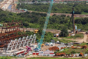 Nhiều dự án chậm tiến độ do thời gian giải phóng mặt bằng kéo dài. Ảnh: Lê Toàn