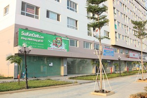 Chung cư tái định cư Vĩnh Lộc B vắng bóng người dân sinh sống. Ảnh: Gia Phú