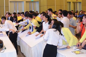 Khách hàng dành nhau mua đất nền, nhà phố xây sẵn tại đợt mở bán dự án Mỹ Gia của Phú Gia Thịnh. Ảnh: Hà Minh