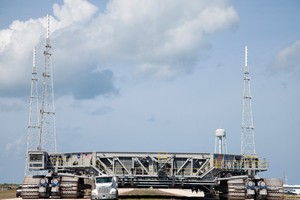 Xe bánh xích chở tàu vũ trụ của NASA