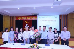 Ông Lê Trọng Minh, Tổng Biên tập Báo Đầu tư (thứ 4 từ phải sang) tặng hoa ông Nguyễn Gia Phương, Giám đốc Trung tâm Xúc tiến Đầu tư, Thương mại, Du lịch Hà Nội tại Lễ ký kết