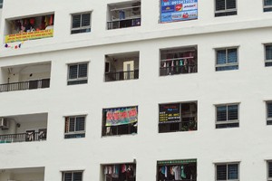 Dù Luật và các văn bản đã cấm nhưng việc sử dụng chung cư làm văn phòng vẫn đang diễn ra. Ảnh: Dũng Minh.