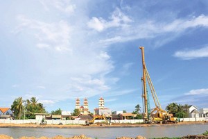 Thi công âu tàu Rạch Chanh - một hạng mục thuộc hợp phần B, Dự án WB5.