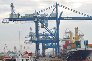 Vinalines muốn nắm giữ 65% vốn điều lệ tại 3 công ty cổ phần Cảng Sài Gòn, Cảng Đà Nẵng và Cảng Hải Phòng. Trong ảnh: Hoạt động tại Cảng Sài Gòn. Ảnh: Đức Thanh