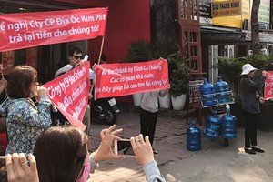 Rất đông khách hàng "bao vây" Công ty Kim Phát tố công ty này lừa đảo