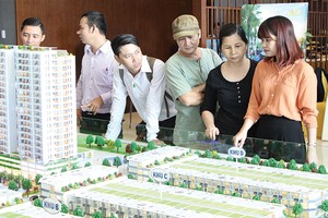 Nhiều chủ đầu tư tung chính sách khuyến mãi khủng để giành khách hàng trong bối cảnh nguồn cung ngày càng lớn. Ảnh: Gia Huy