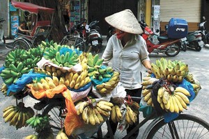 Khoảng cách thu nhập giữa nhóm giàu nhất và nhóm nghèo nhất ở Việt Nam hiện rất lớn. Trong ảnh: Bán hàng rong ở Hà Nội. Ảnh: Đức Thanh