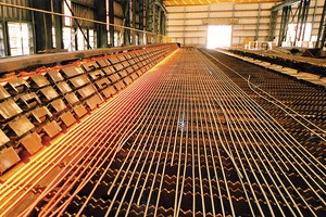 Ngành thép hưởng lợi kép trong mùa thấp điểm năm nay: giá tăng và sản lượng tăng mạnh 