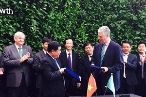 Bộ trưởng ký kết MOU.