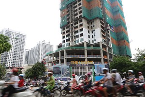 Con đường chật hẹp Nguyễn Tuần đang gánh trên vai hàng loạt dự án bất động sản lớn. Ảnh: Dũng Minh