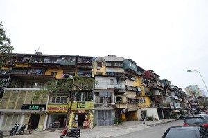 Vướng mắc trong việc cải tạo, xây mới chung cư cũ kỳ vọng được tháo gỡ với giải pháp đấu thầu chọn nhà đầu tư. Ảnh: Dũng Minh
