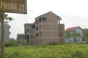 Tình trạng đầu cơ khiến nhiều dự án trở thành khu đô thị ma, gây lãng phí tài nguyên đất và mất mỹ quan đô thị 