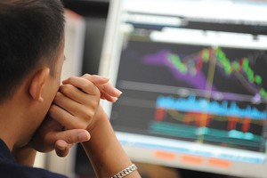 Treo cổ tức: Ai bù thiệt hại cho nhà đầu tư?