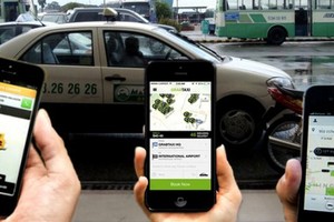 Việc người dân lựa chọn Uber, Grab để sử dụng đang khiến taxi truyền thống lâm vào khó khăn trong thời gian qua