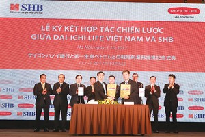 Tổng giám đốc SHB và Tổng giám đốc Dai-ichi Life Việt Nam ký thỏa thuận hợp tác chiến lược trước sự chứng kiến của Ủy viên Bộ Chính trị, Phó Thủ tướng Vương Đình Huệ, Phó chủ nhiệm Ủy ban Tài chính, ngân sách của Quốc hội Bùi Đặng Dũng, Phó Thống đốc Ngân hàng Nhà nước Đào Minh Tú cùng đại diện lãnh đạo cấp cao của SHB và Dai-ichi Life