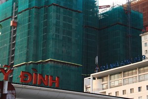 Các dự án cao ốc đang ôm trọn bến xe Mỹ Đình. Ảnh: Nguyễn Thành