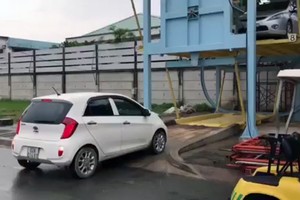 Thời gian đỗ một chiếc xe phụ thuộc vào thời gian thao tác vào/ra vị trí đỗ của tài xế.