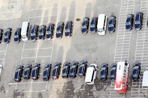 Xe phục vụ APEC Đà Nẵng tại bãi đỗ xe cảng cũ sông Hàn. Ảnh: Hà Minh