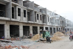 Giá cát tăng đột biến đã ảnh hưởng đến tiến độ của nhiều dự án xây dựng trên địa bàn TP.HCM. Ảnh: Gia Huy