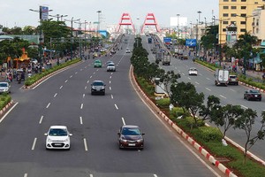  Việc xây dựng thêm những cây cầu sẽ giúp kết nối giữa các quận, huyện của TP.HCM, giảm ùn tắc giao thông. Ảnh: Lê Toàn 